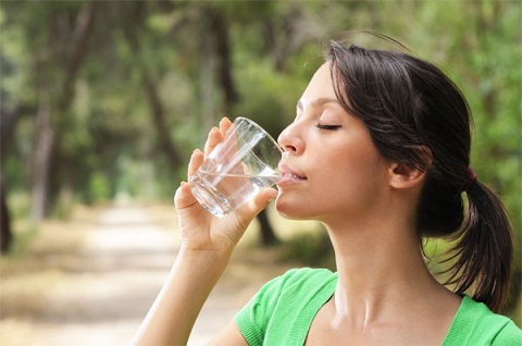 Uống đủ nước là cách làm liền sẹo nhanh và khoa học