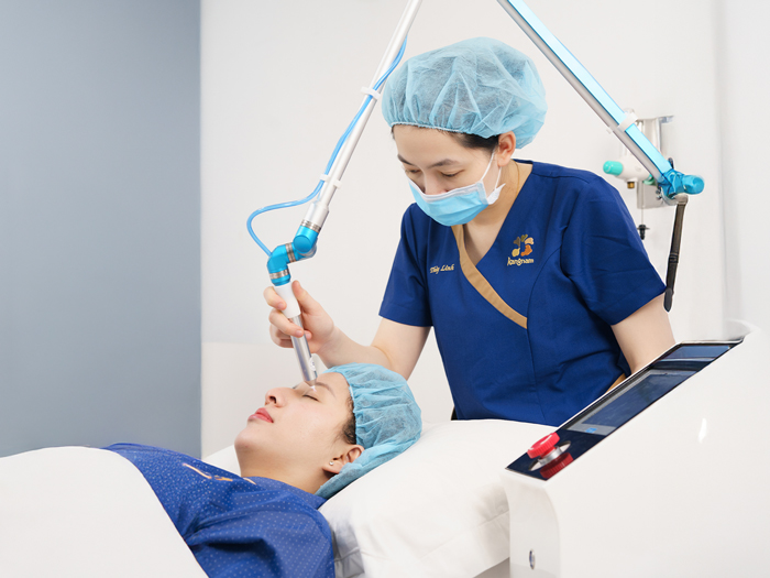 Kangnam ứng dụng các thiết bị hiện đại, chiếu tia plasma lạnh giúp vết thương nhanh phục hồi