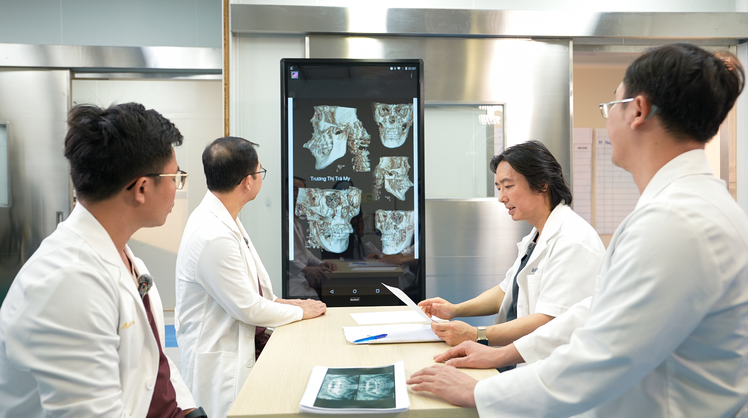 Ekip bác sĩ hội chẩn cho các thí sinh